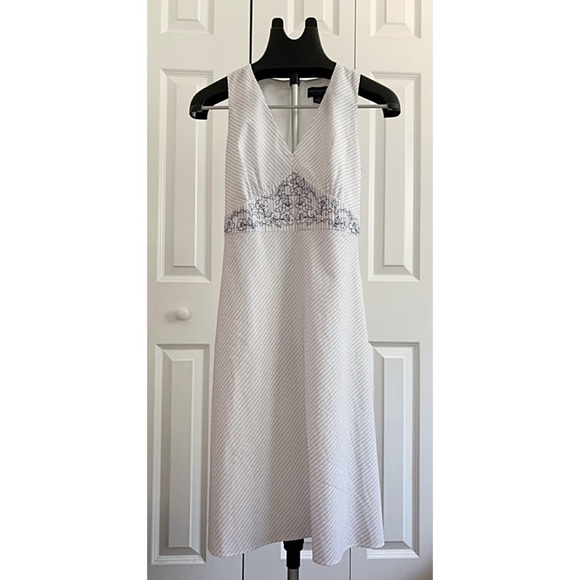 ANN TAYLOR PETITE Sz 8P Cotton White & Navy Blue Embroidered Empire Waist Dress - Picture 1 of 7